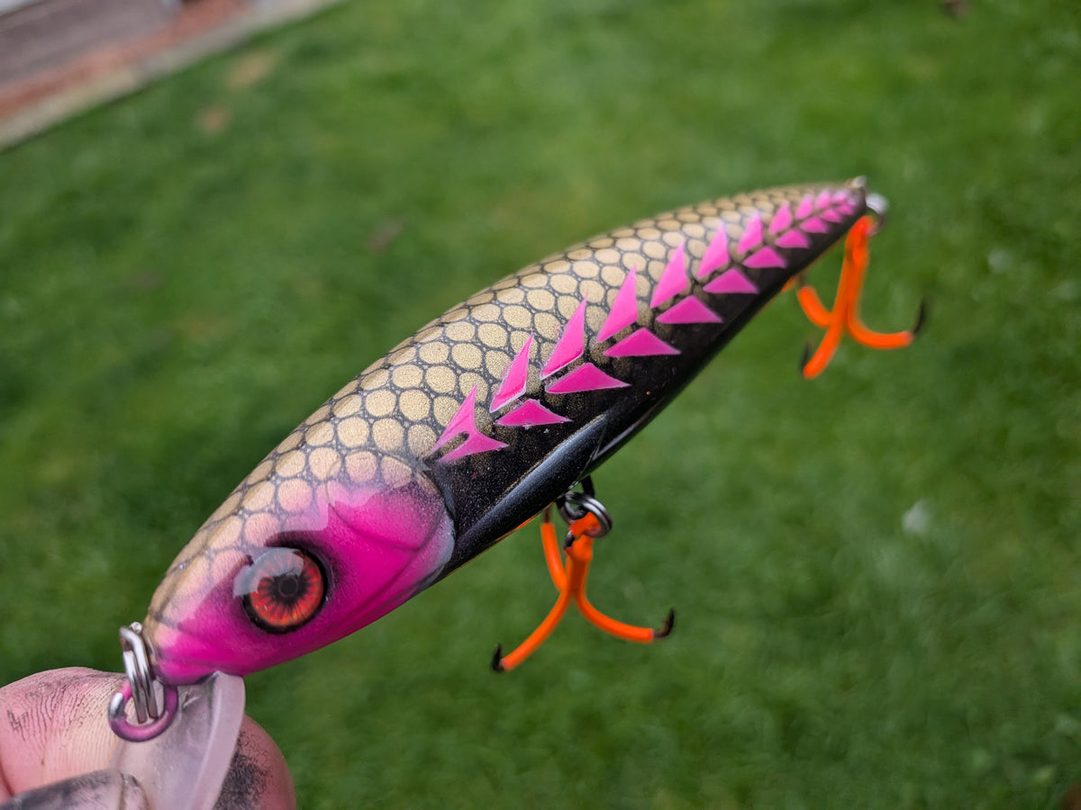 22g 150mm Black, Gold and UV Pink Crank Bait Hand Painted